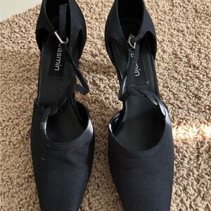 Black Jasmine Women's Shoes need heels